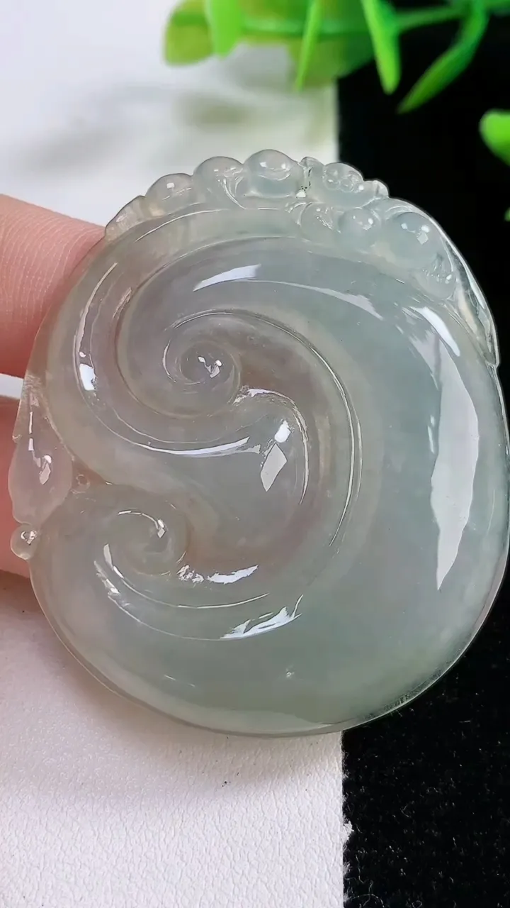 天然A货翡翠如意吊坠，尺寸54-46-6，重:25.43g
12月24日