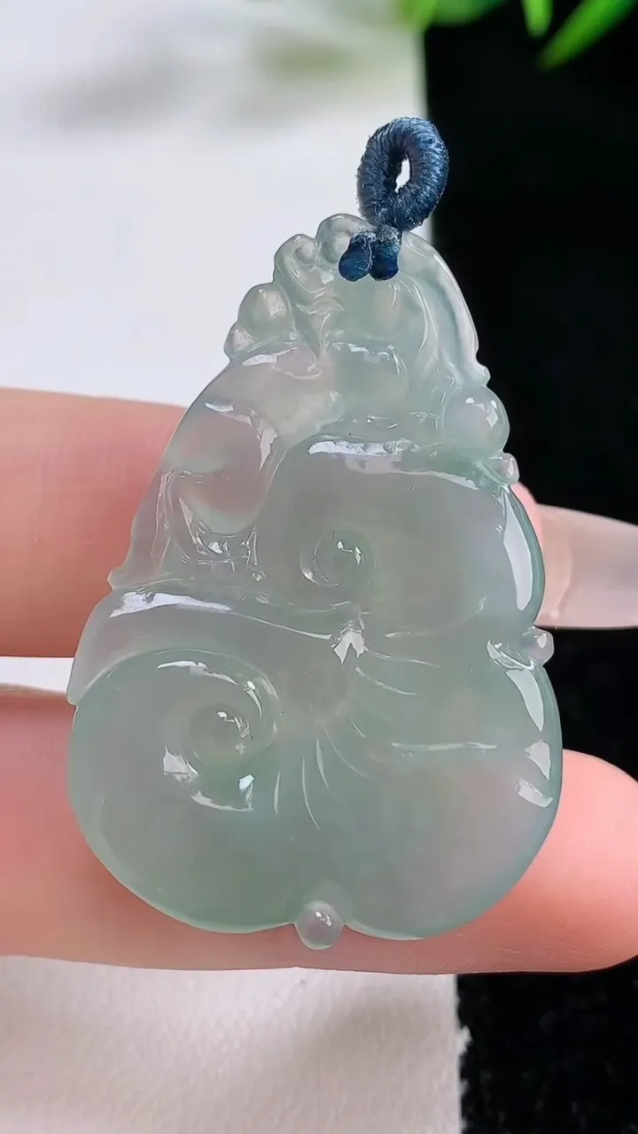 天然A货翡翠如意吊坠，尺寸39.8-27.8-5，重量:10.00g
12月24日