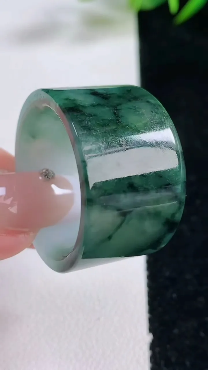 天然A货翡翠飘花指环扳指，尺寸22.3-17.9-3.5，重量:19.12g2025年12月24日
