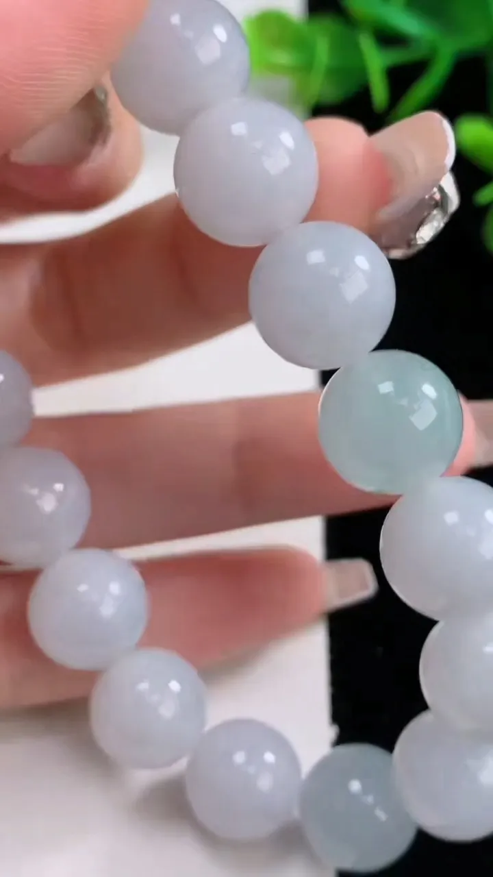 天然A货翡翠圆珠手串，尺寸12.2-17颗，重量:53.80g12月24日
工厂直销收藏佳品,种好水足，色泽均匀，有种有色，上手高大气！