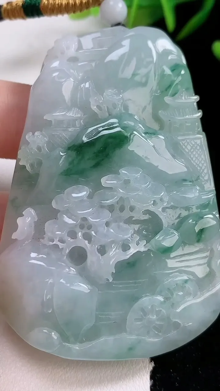 天然A货翡翠牌吊坠，尺寸65.5-44.5-13.5，重:69.49g
12月24日