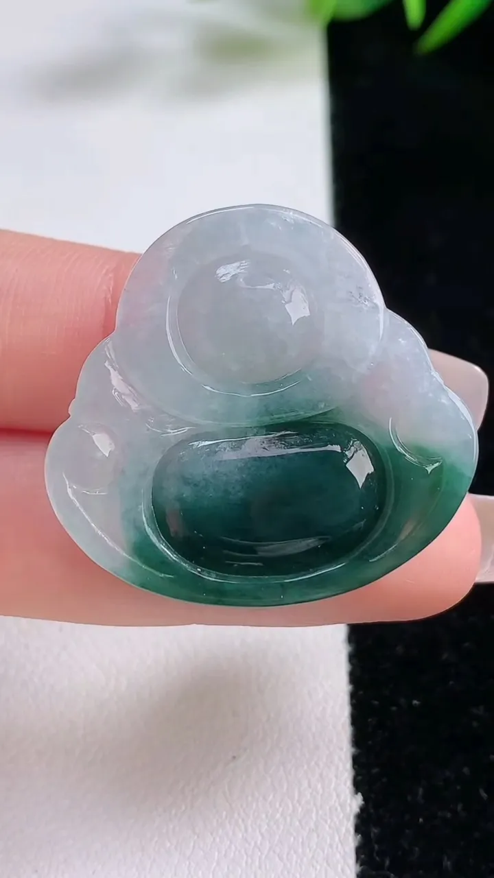 天然A货翡翠飘花佛公吊坠，尺寸30-32-6.3，重量:8.37g
12月24日