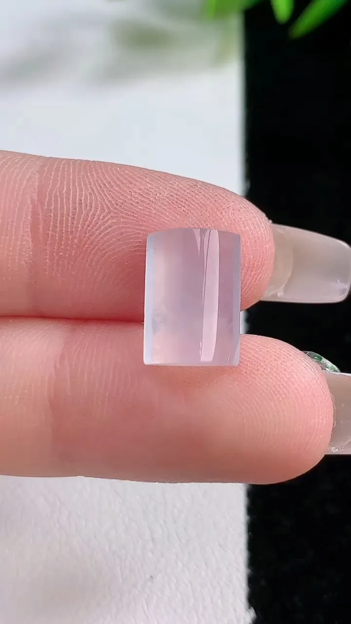 天然A货翡翠马鞍戒面，尺寸12.2-8.4-4，重:0.93g
12月24日