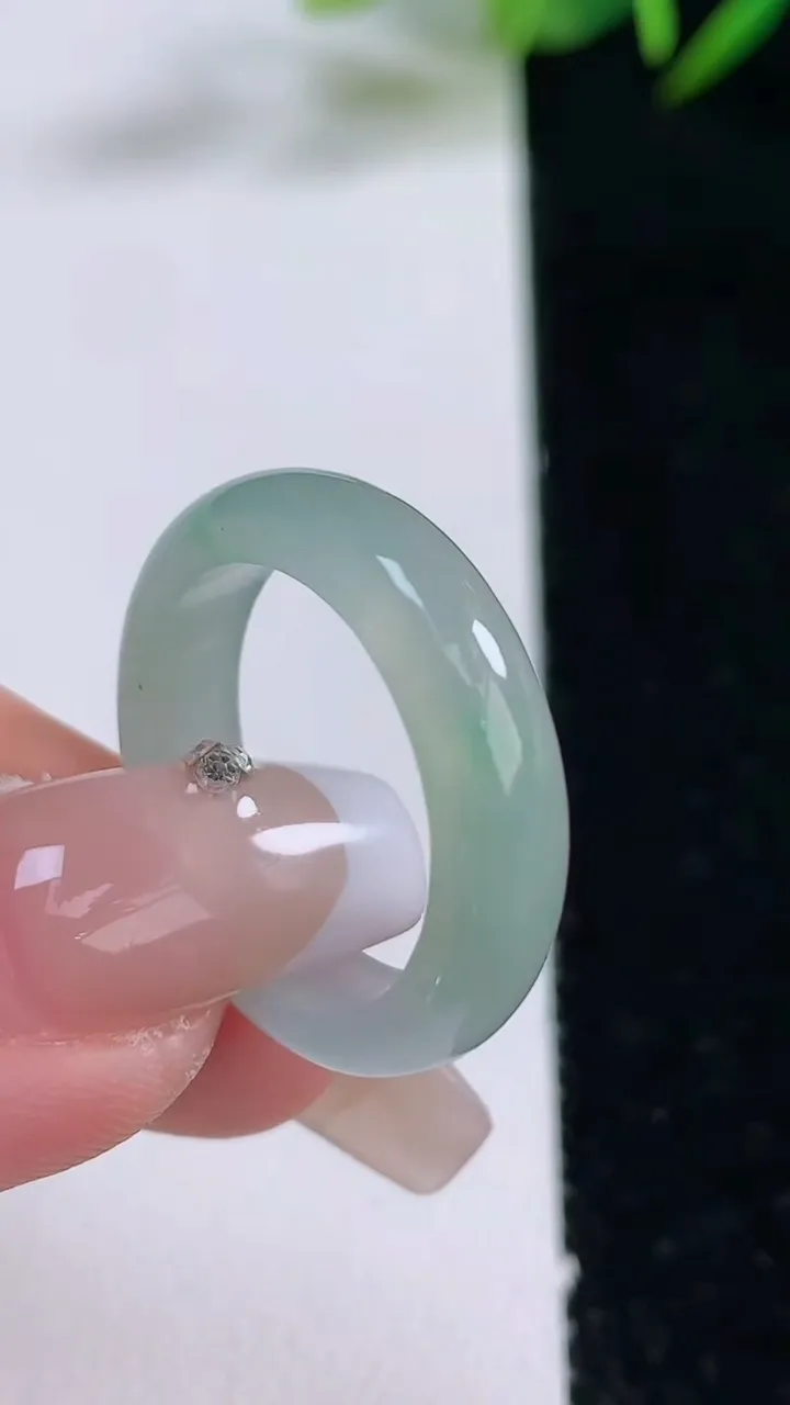 天然A货翡翠指环戒指，尺寸18.4-5.2-3，重量:3.65g2025年12月24日
工厂直销收藏佳品,种好水足，色泽均匀，有种有色，上手高大气！
