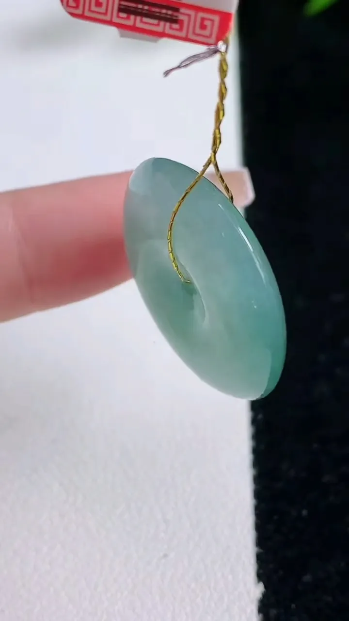 天然A货翡翠平安扣吊坠，尺寸24.7-5.6，重量:7.10g
12月24日