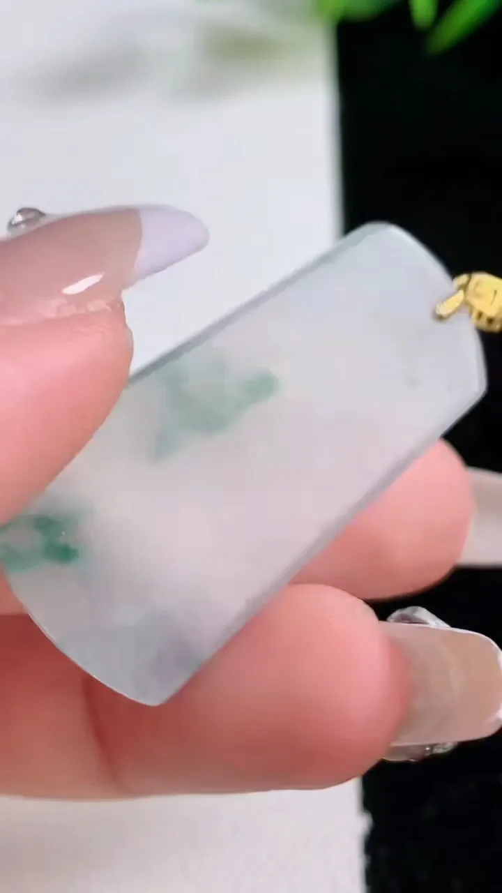 天然A货翡翠种飘花无事牌吊坠，尺寸35.8-18.8-3，重量:6.01g
12月24日