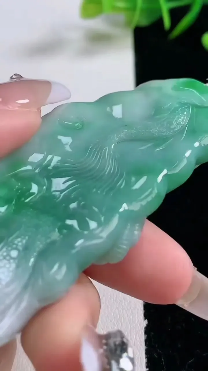 天然A货翡翠龙牌吊坠，尺寸76.7-31.3-12，重量:58.50g
12月24日