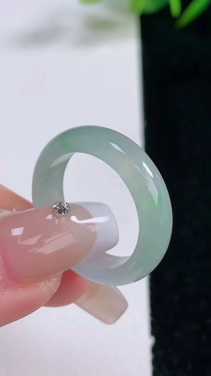 天然A货翡翠指环戒指，尺寸18.4-5.2-3，重量:3.65g2025年12月24日
工厂直销收藏
