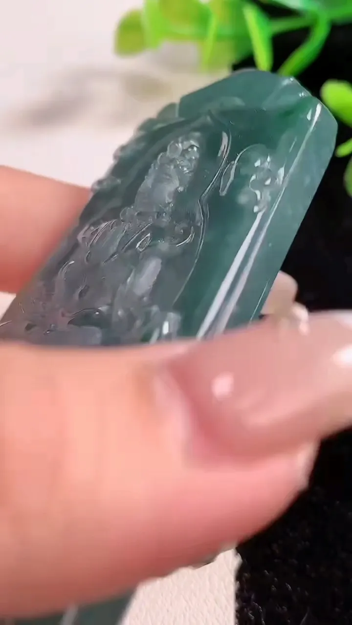 天然A货翡翠蓝水观音菩萨吊坠，尺寸74-44-8，重:56.20g
12月24日