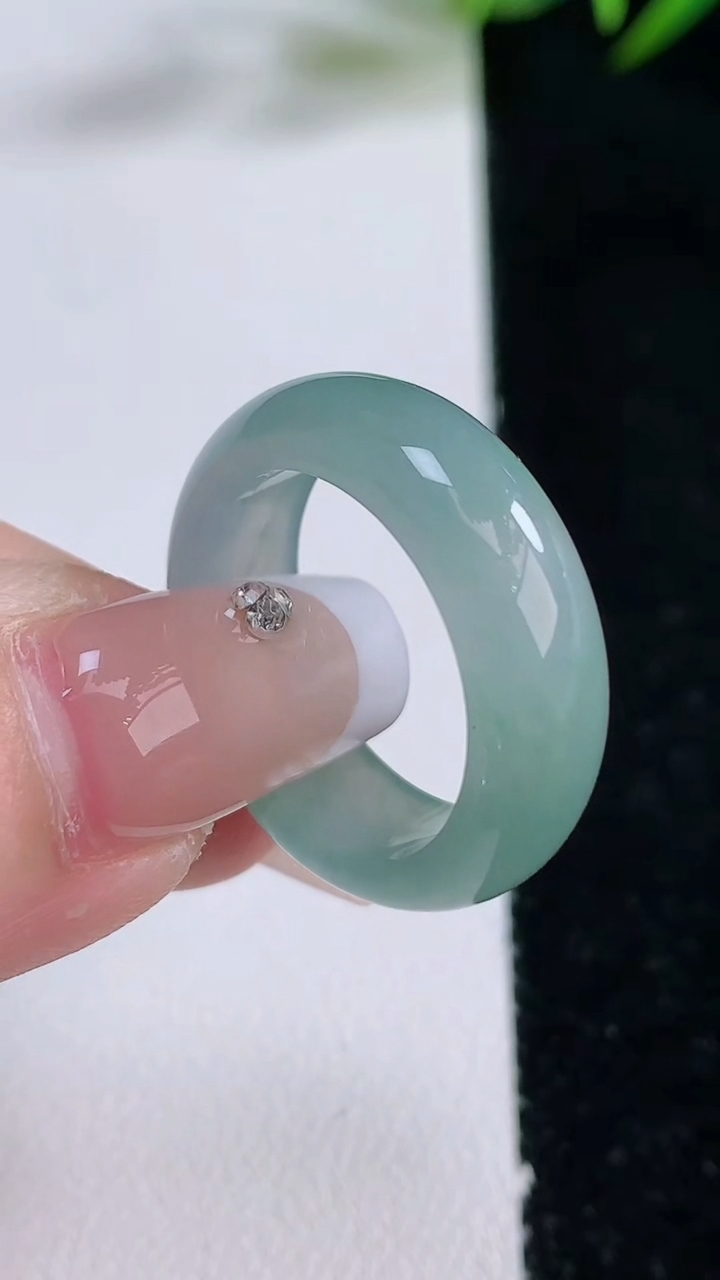 天然A货翡翠冰种飘花指环戒指，尺寸18.2-6.8-3.2，重量:4.81g2025年12月24日
工厂直销收藏佳品,种好水足，色泽均匀，有种有色，上手高大气！