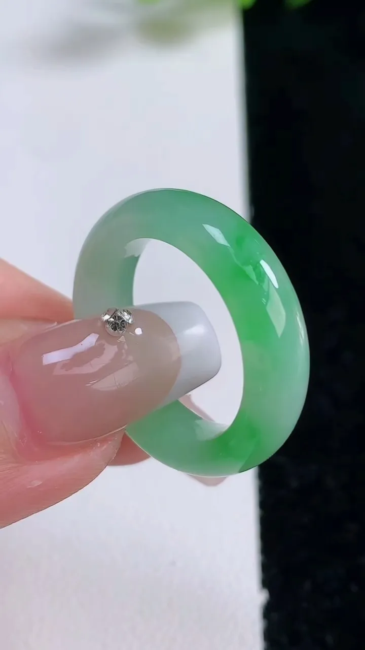 天然A货翡翠指环戒指，尺寸17.7-5.7-3.8，重量:4.99g2025年12月24日
工厂直销收藏佳品,种好水足，色泽均匀，有种有色，上手高大气！
