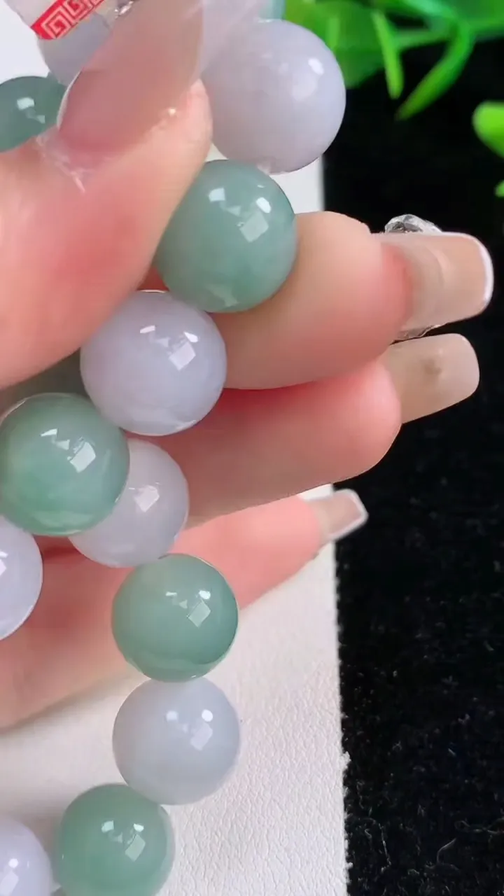 天然A货翡翠圆珠手串，尺寸11.8-17颗，重量:50.84g12月24日
工厂直销收藏佳品,种好水足，色泽均匀，有种有色，上手高大气！