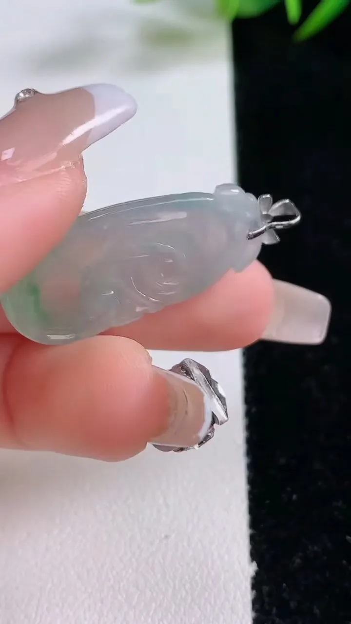 天然A货翡翠如意吊坠，尺寸30-15.8-4，重量:3.72g
12月24日