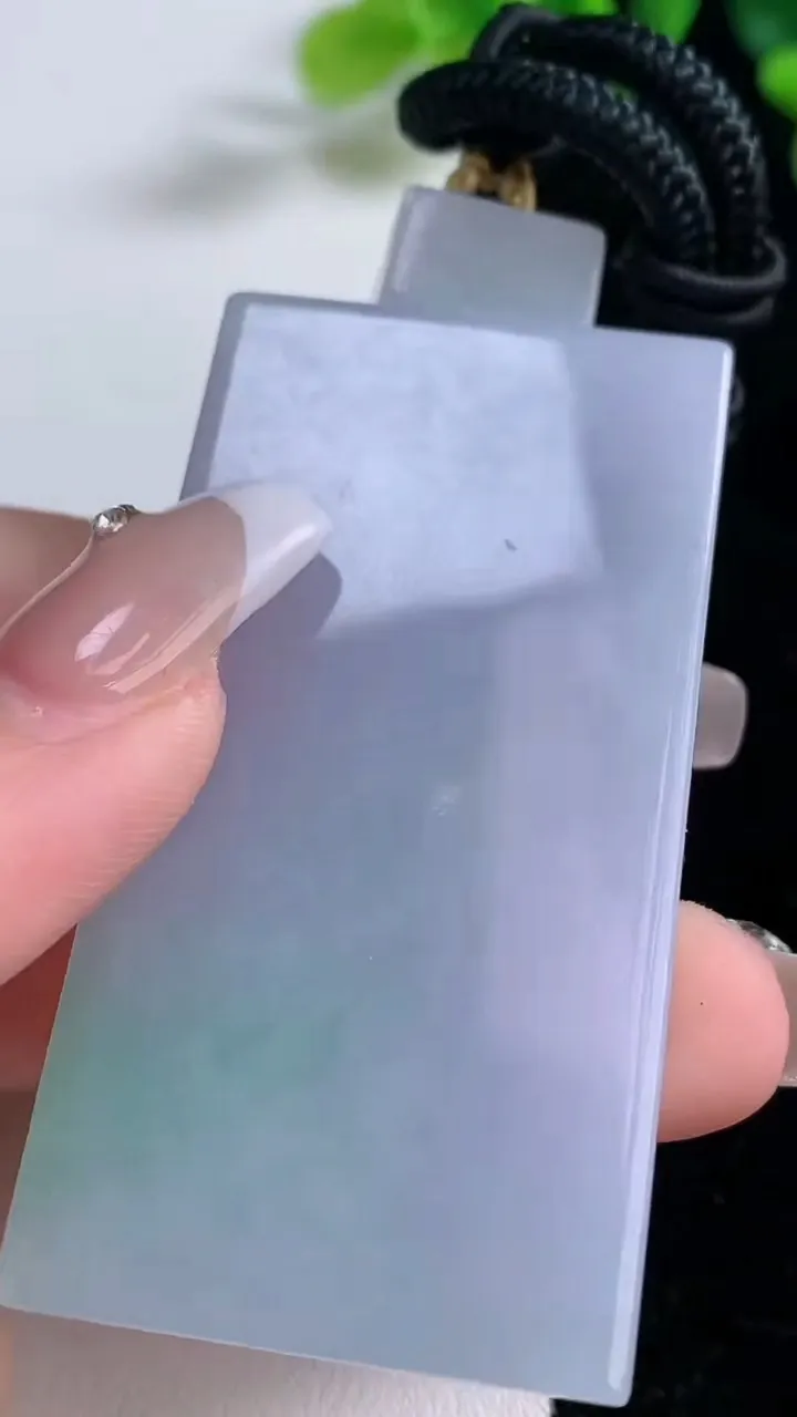 天然A货翡翠春带彩紫罗兰无事牌吊坠，尺寸59-31.2-9.3，重量:62.76g
12月24日