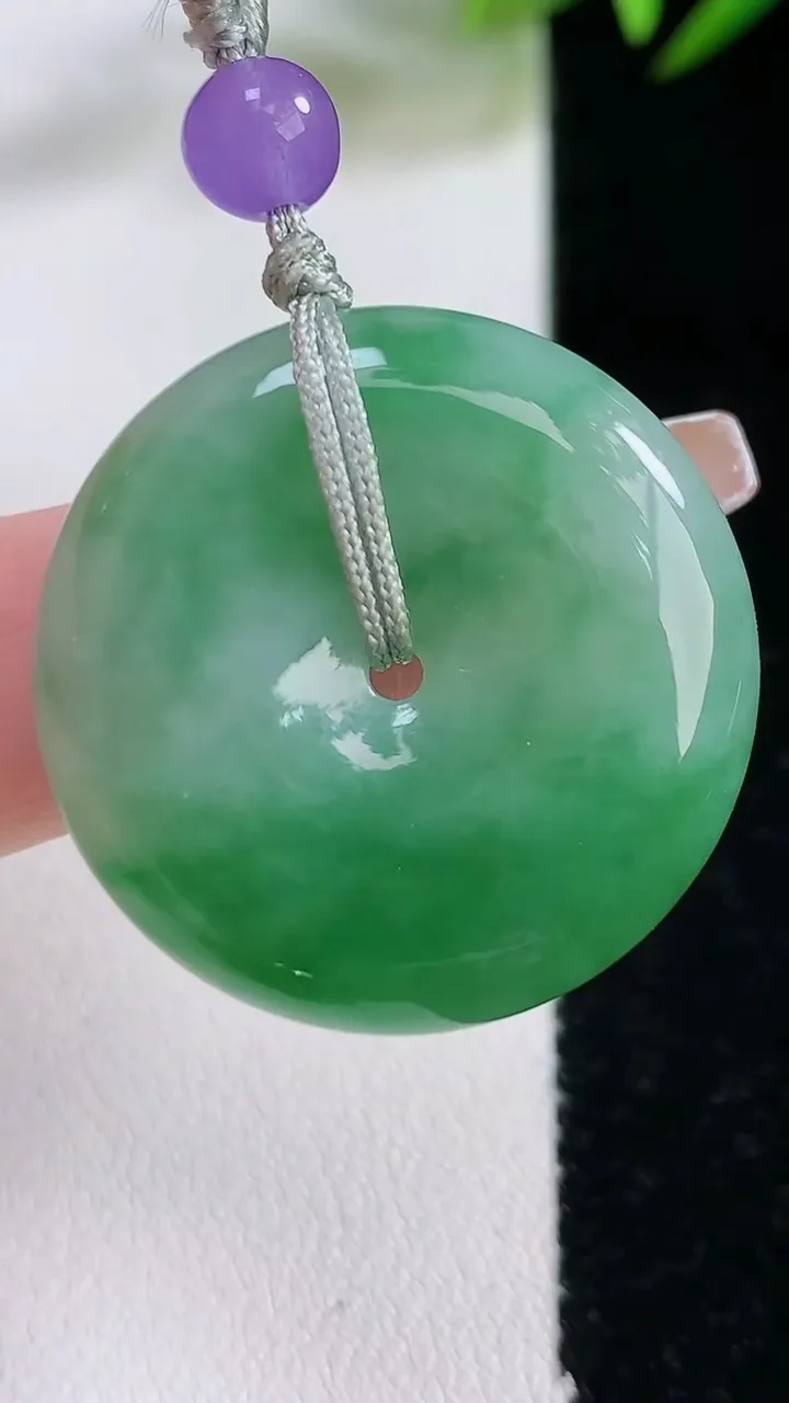 天然A货翡翠吊坠，尺寸20.6-6.8，重:12.20g
12月24日