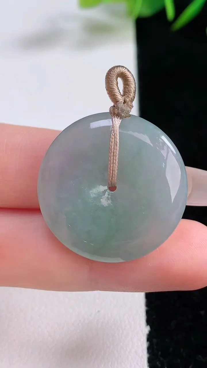 天然A货翡翠平安扣吊坠，尺寸27.2-4.9，重量:7.80g
12月24日