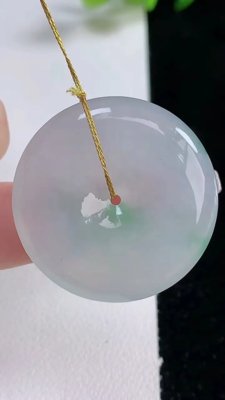 天然A货翡翠平安扣吊坠，尺寸32.2-5.6，重量:13.58g
12月24日