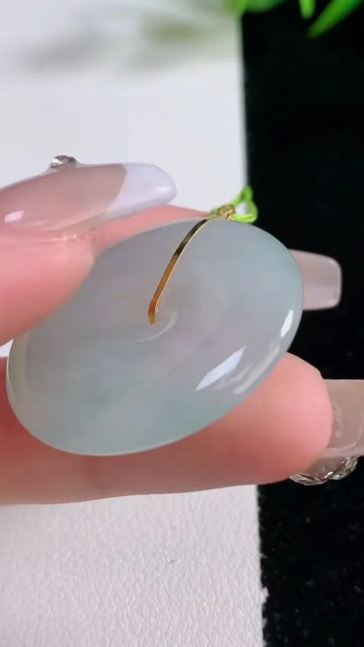 天然A货翡翠平安扣吊坠，尺寸31.5-5.6，重量:11.85g
12月24日