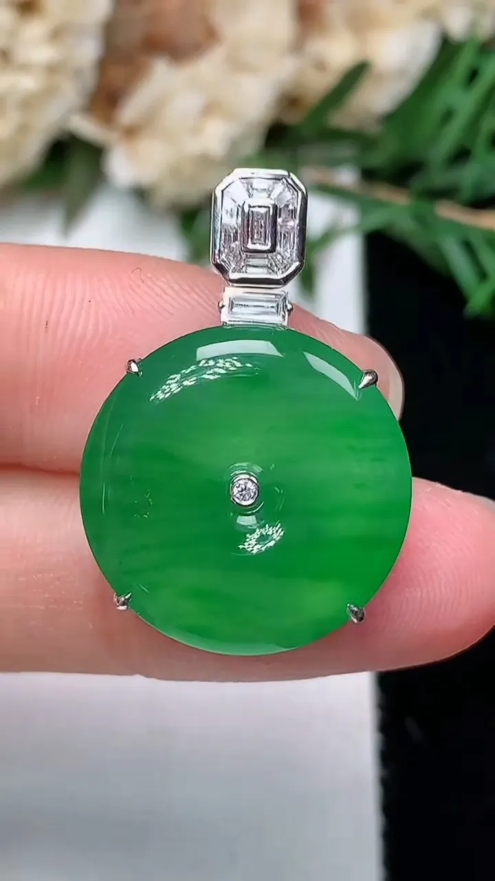 天然A货翡翠平安扣吊坠，尺寸18.6-7.5，重量:6.97g
12月24日