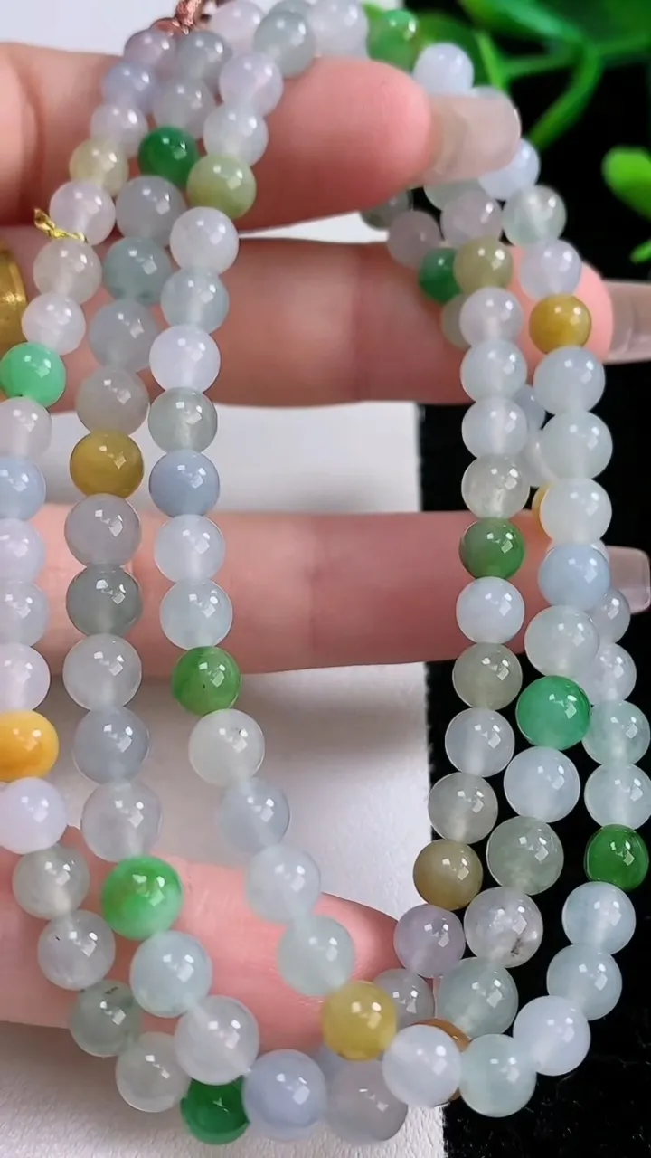 天然A货翡翠三彩圆珠项链，尺寸5.4-117颗，重量:33.95g
12月24日