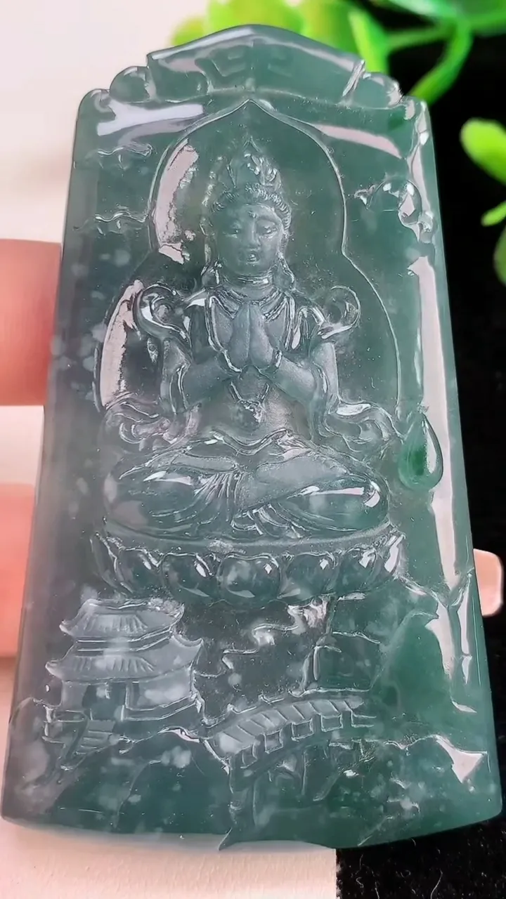 天然A货翡翠蓝水观音菩萨吊坠，尺寸74-44-8，重:56.20g
12月24日