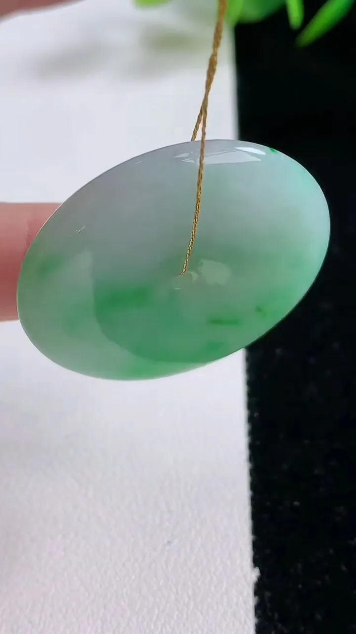 天然A货翡翠平安扣吊坠，尺寸34.4-5，重量:15.00g
12月24日