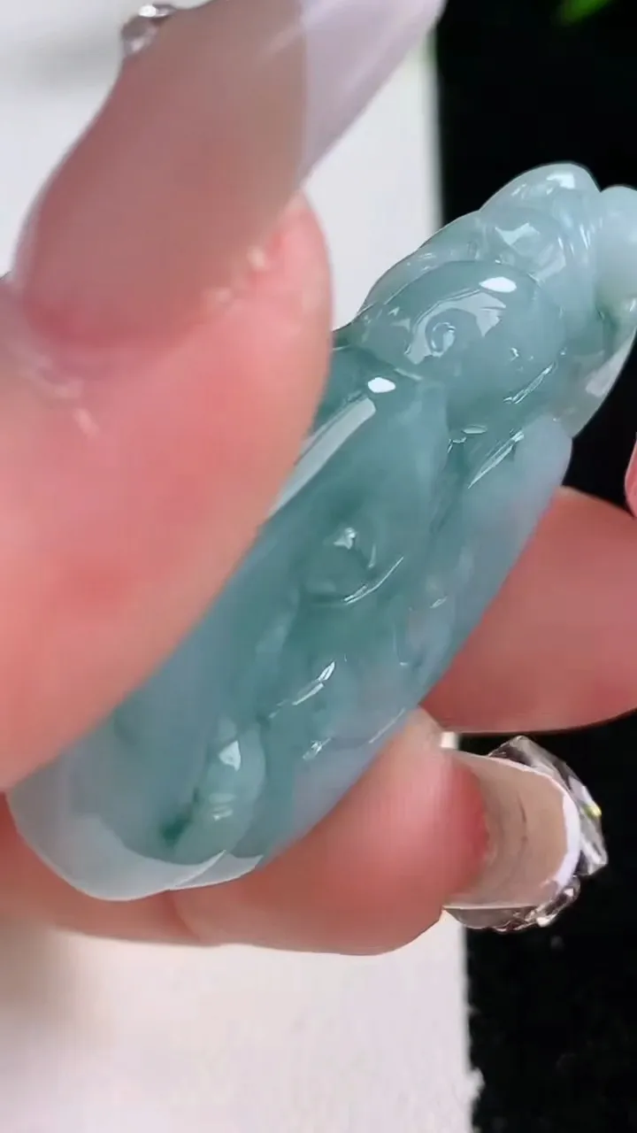 天然A货翡翠飘花如意吊坠，尺寸43.3-26-10.3，重量:21.83g
12月24日