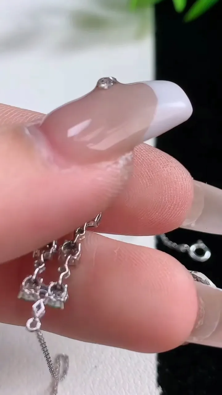 天然A货翡翠蛋面手链，尺寸27.5-7.5-3.3，重:2.24g
12月24日