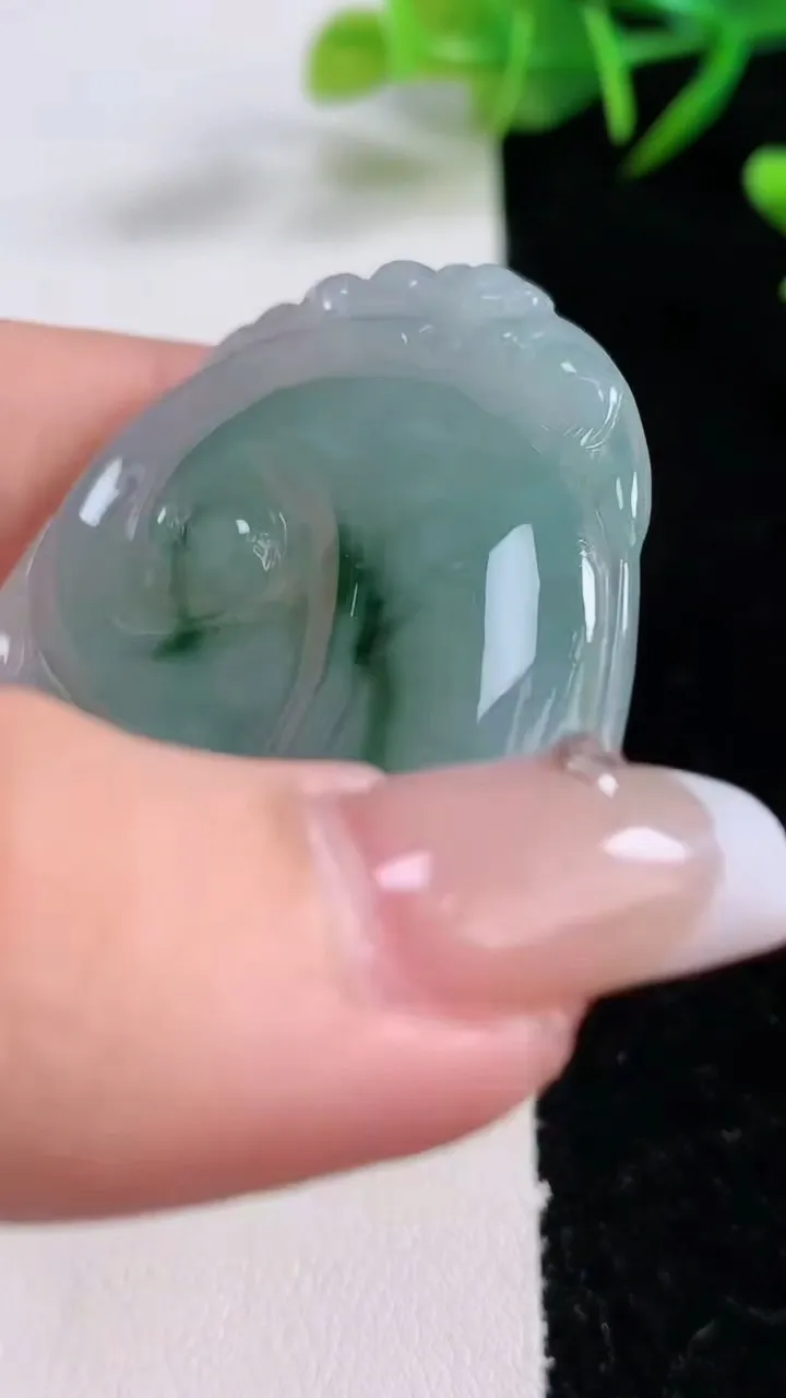 天然A货翡翠飘花如意吊坠，尺寸53-42-5.8，重量:24.05g
12月24日