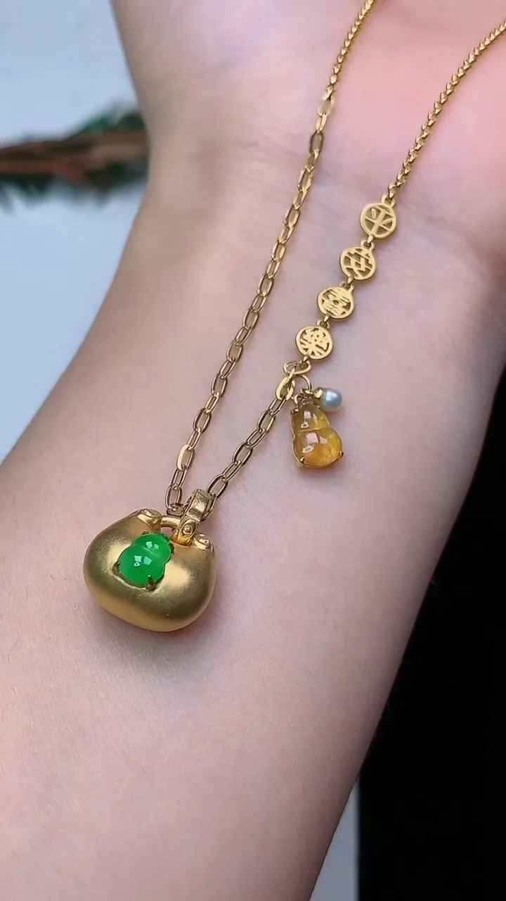 天然A货翡翠葫芦项链，尺寸5.5-4.2，重量:4.84g
12月24日