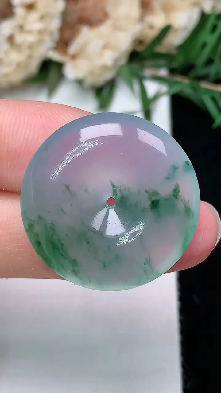 天然A货翡翠飘花平安扣吊坠，尺寸24.2-5.6，重量:6.43g
12月24日