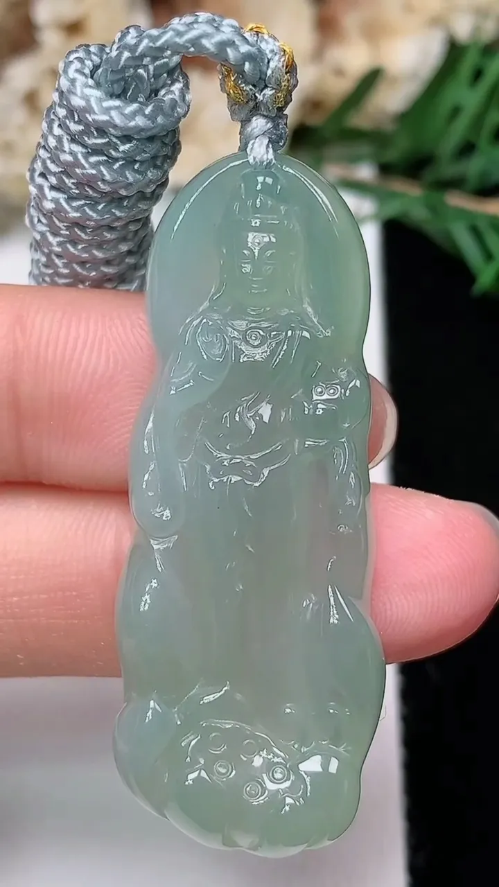 天然A货翡翠观音菩萨吊坠，尺寸43.2-16.3-6.5，重量:11.40g
12月24日