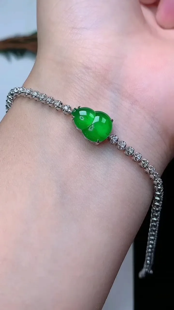 天然A货翡翠葫芦手链，尺寸11.6-8.6-5.1，重量:6.59g
12月24日