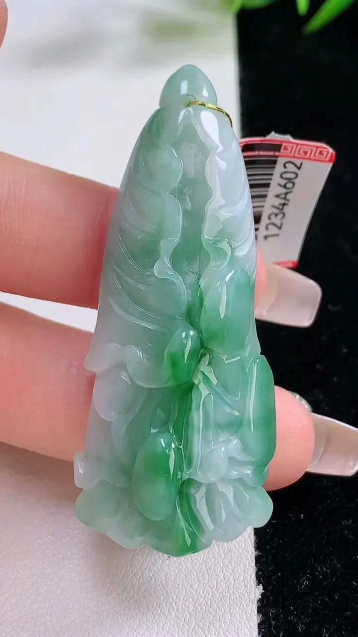 天然A货翡翠白菜吊坠，尺寸55.7-23.4-9，重量:20.72g
12月24日