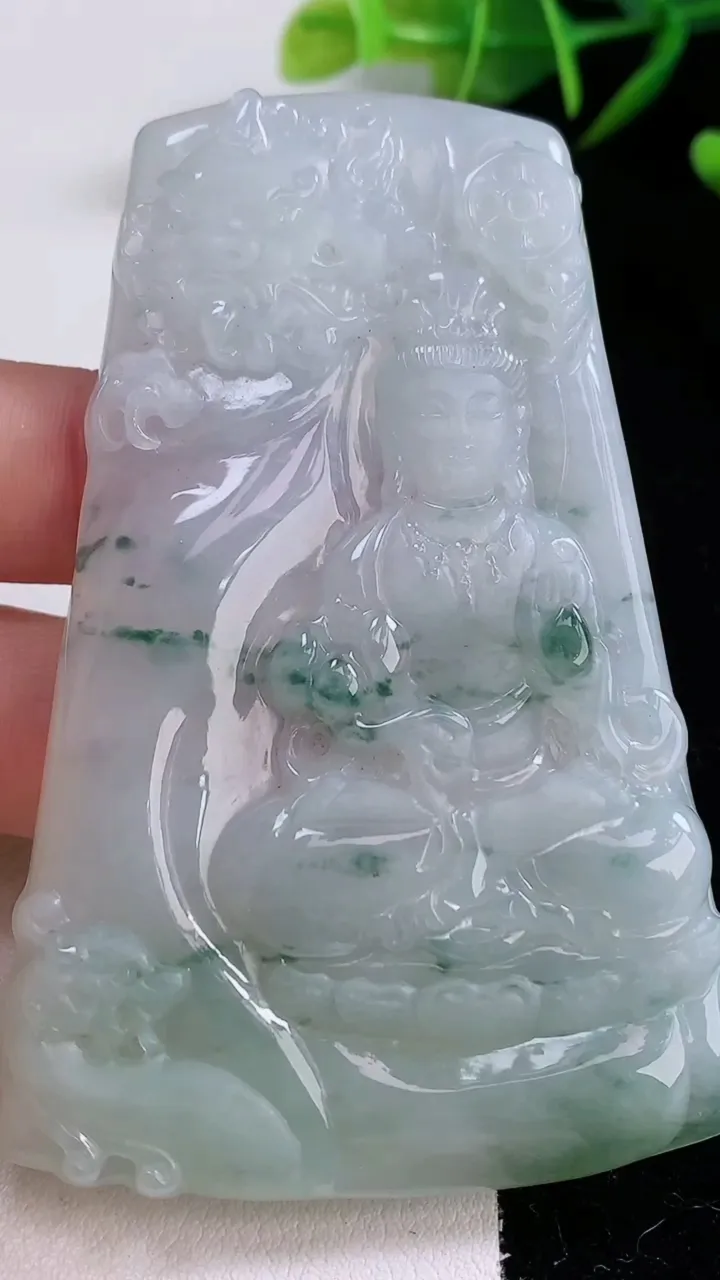 天然A货翡翠飘花文殊菩萨吊坠，尺寸76-48.6-5.4，重量:42.29g
12月24日