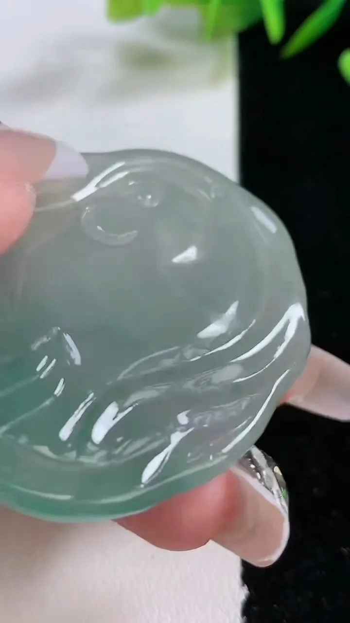 天然A货翡翠观音菩萨吊坠，尺寸48-40-6，重:24.22g
12月24日