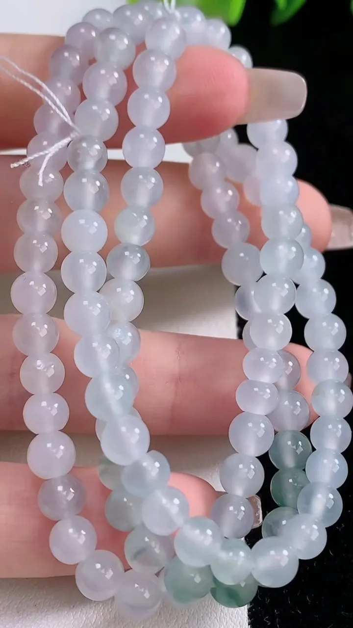 天然A货翡翠冰种飘花圆珠项链，尺寸5.7-101颗，重量:31.73g
12月24日