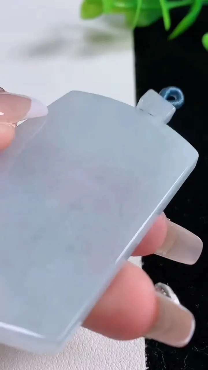 天然A货翡翠飘花无事牌吊坠，尺寸62.3-39-4.9，重量:37.43g
12月24日