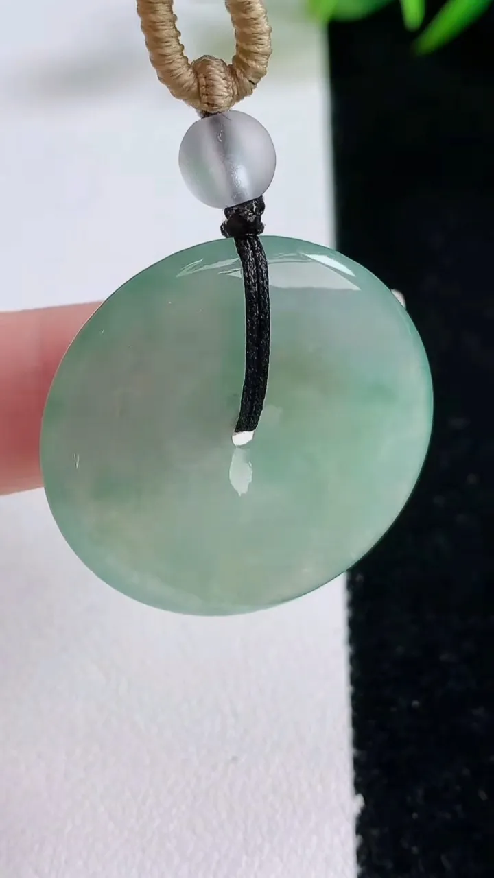 天然A货翡翠平安扣吊坠，尺寸29.7-5.2，重量:12.78g
12月24日