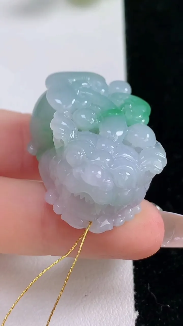 天然A货翡翠貔貅吊坠，尺寸35-24-17，重量:29.38g
12月24日