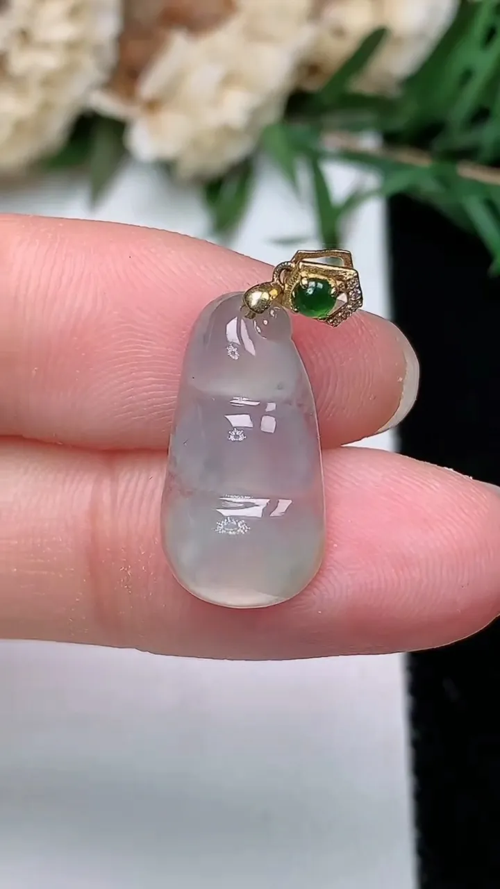 天然A货翡翠白冰福豆吊坠，尺寸17.8-9.5-4.2，重量:1.47g
12月24日