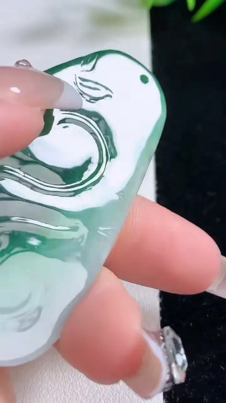 天然A货翡翠阿弥陀佛吊坠，尺寸66-37.6-5.4，重量:25.69g
12月24日