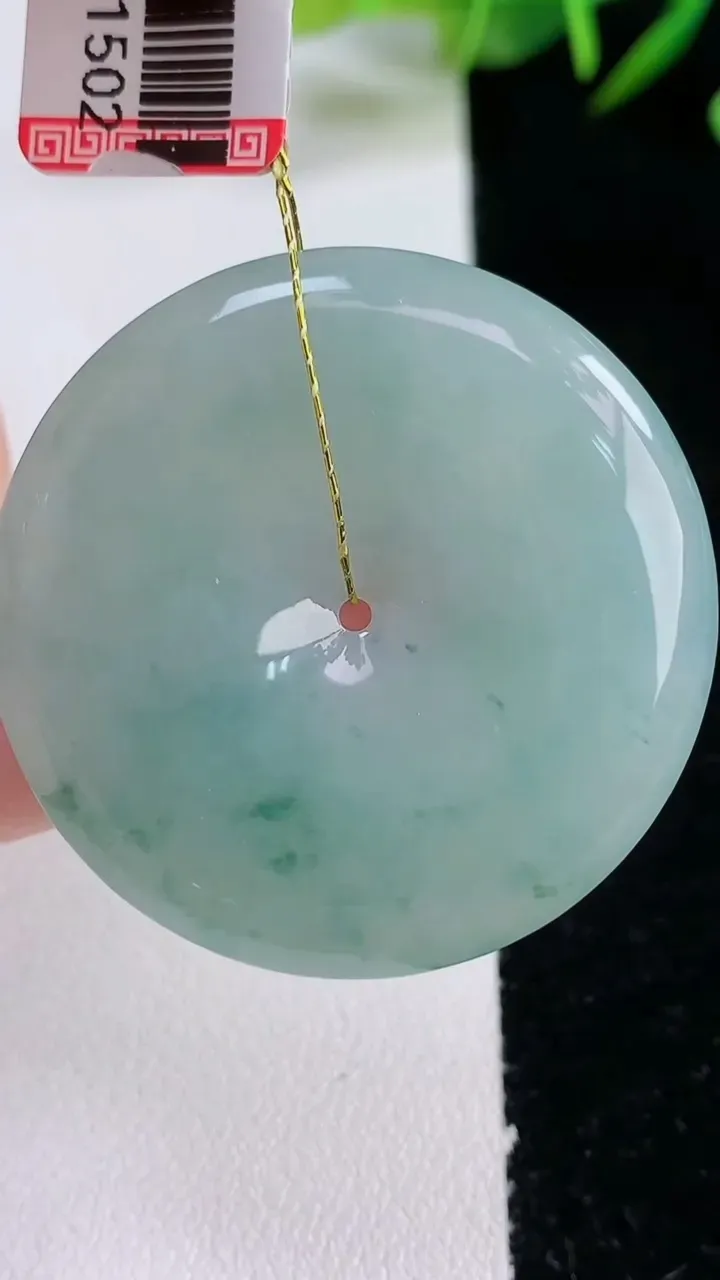 天然A货翡翠飘花平安扣吊坠，尺寸38.6-5.5，重量:18.31g
12月24日