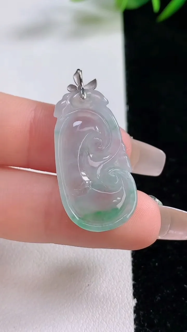 天然A货翡翠如意吊坠，尺寸30-15.8-4，重量:3.72g
12月24日