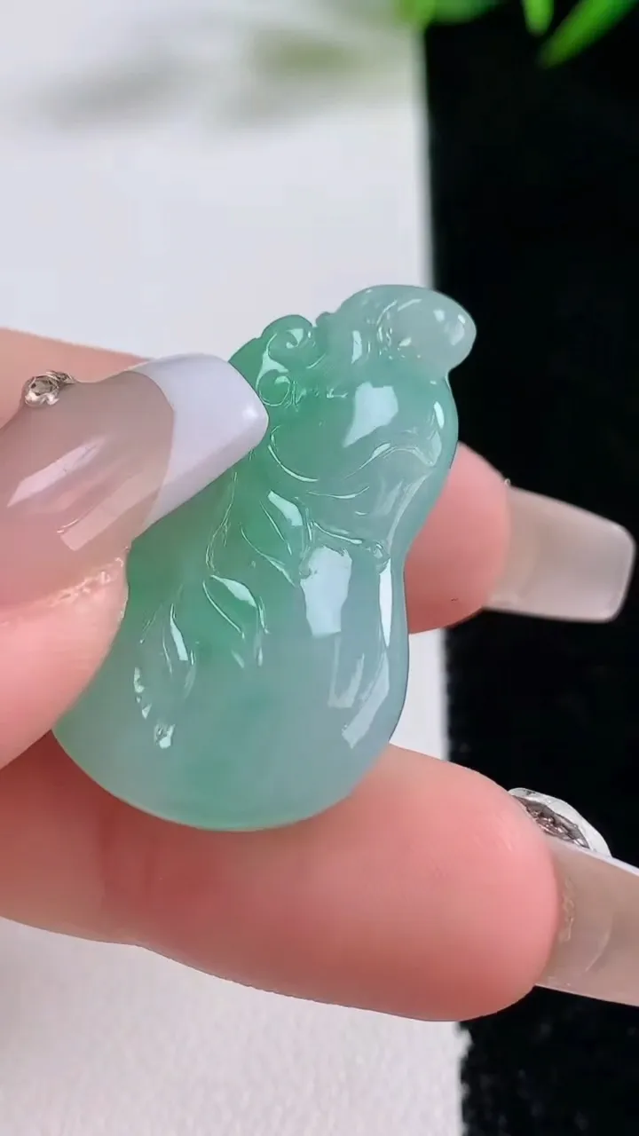 天然A货翡翠福瓜吊坠，尺寸33-20-7.6，重量:8.99g
12月24日