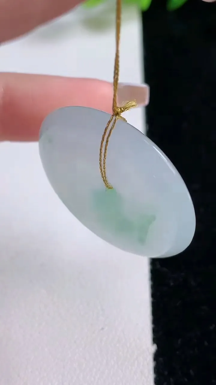 天然A货翡翠平安扣吊坠，尺寸32.2-5.6，重量:13.58g
12月24日