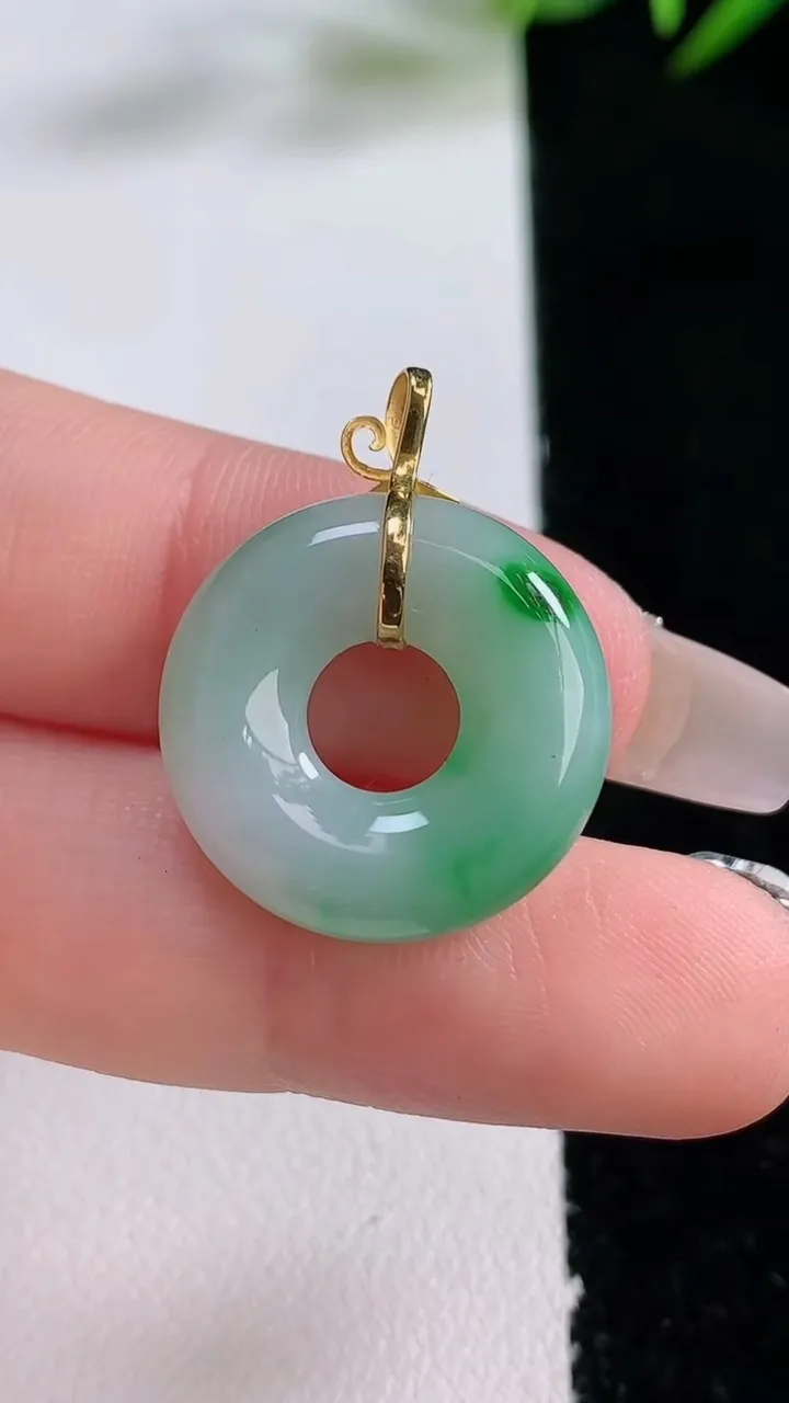 天然A货翡翠平安环吊坠，尺寸19.8-5.3，重量:4.16g
12月24日
