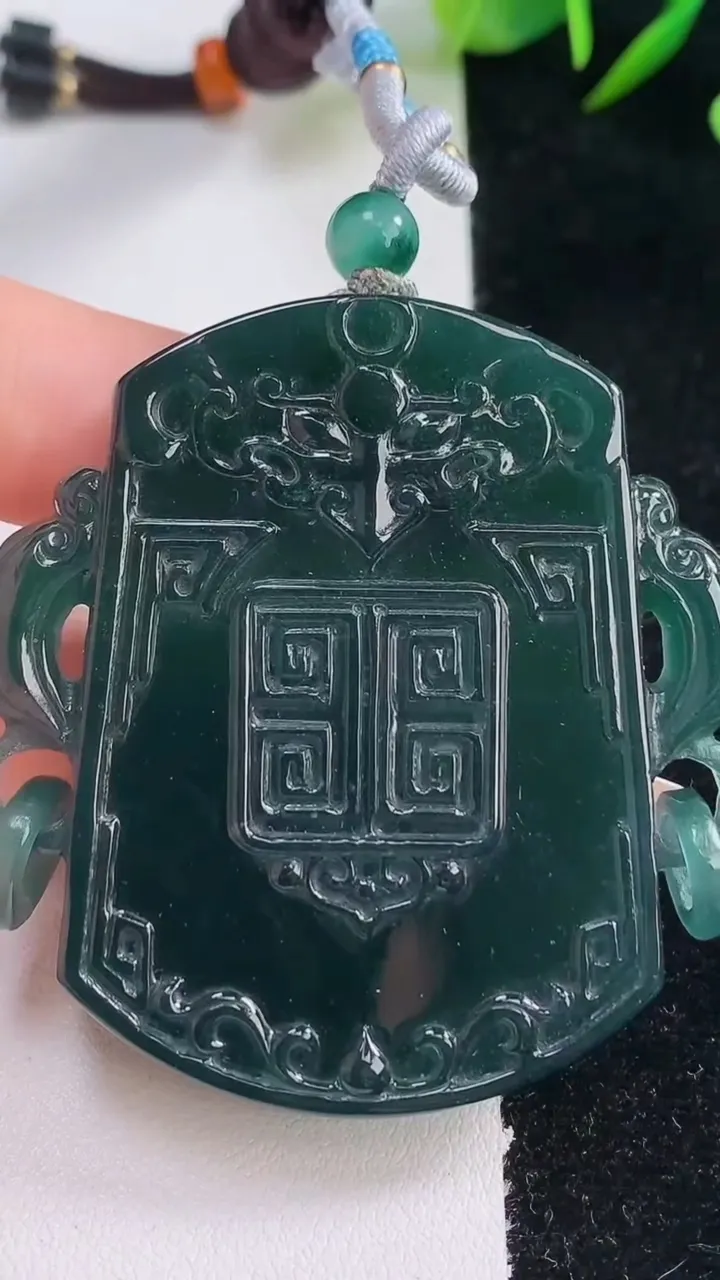 天然A货翡翠蓝水仿古无事牌吊坠，尺寸53-38.5-7.8，重量:56.69g
12月24日