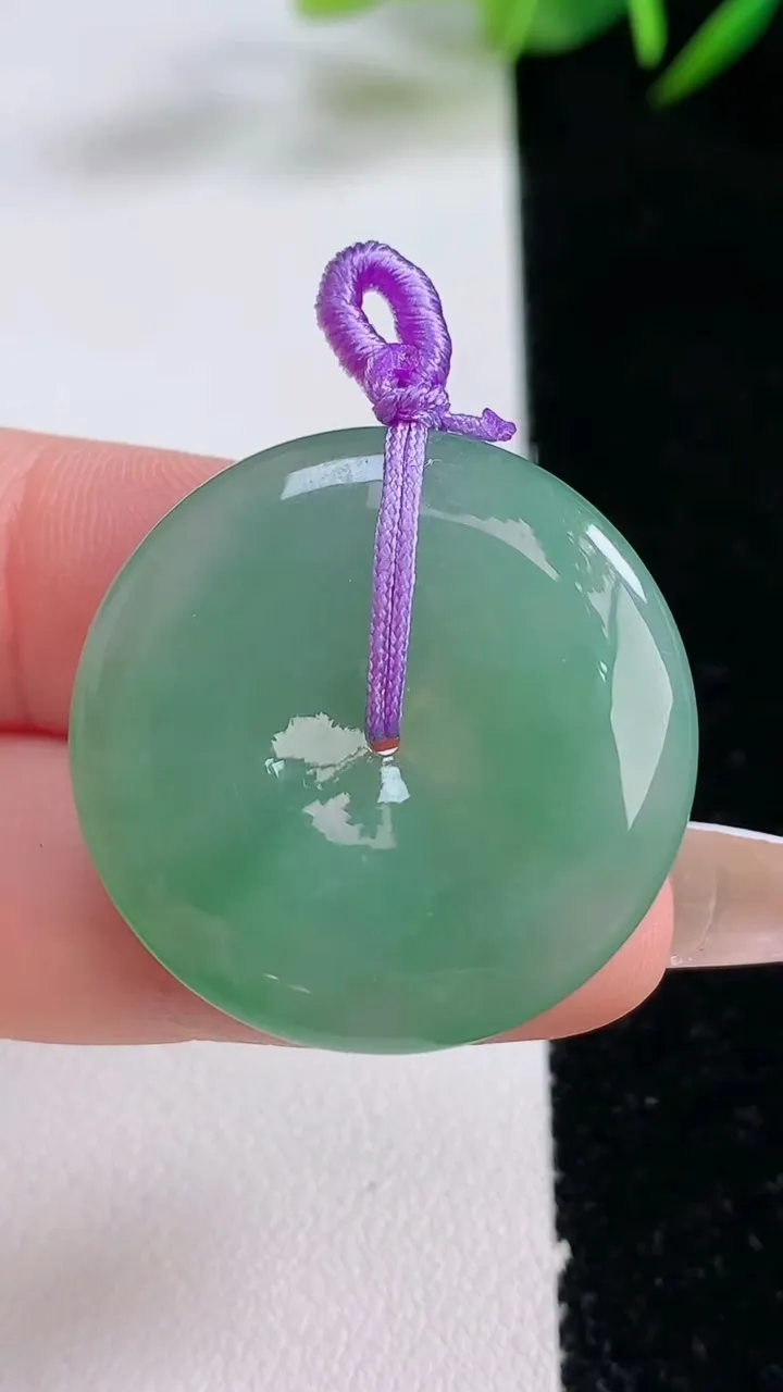 天然A货翡翠平安扣吊坠，尺寸28.4-5.8，重量:10.61g
12月24日