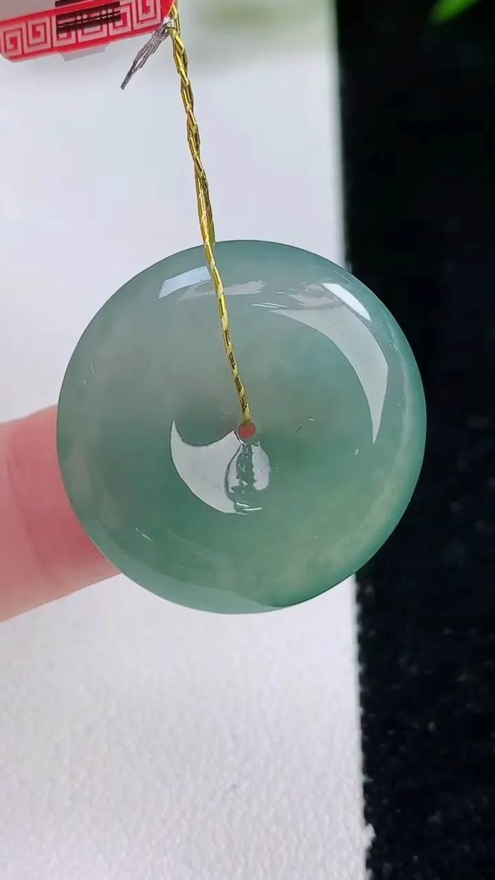 天然A货翡翠平安扣吊坠，尺寸24.7-5.6，重量:7.10g
12月24日